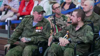 Минздрав объявил об открытии тысяч специализированных кабинетов и запуске цифровых сервисов для оказания психолого‑психиатрической помощи участникам боевых действий, однако эксперты указывают на нехватку специалистов и неясность организации психологического мониторинга в армии.