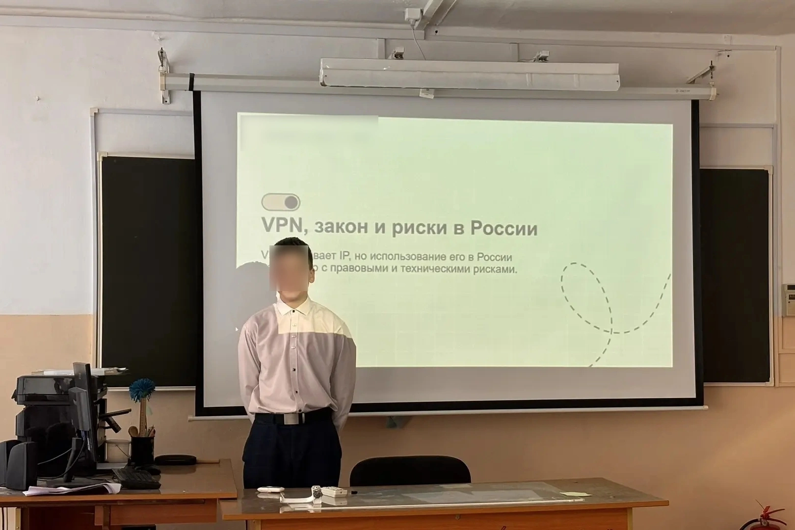 В учебных заведениях разных регионов России школьникам и их родителям на специальных занятиях рассказывают о рисках использования VPN, утечке персональных данных и возможных правовых последствиях.