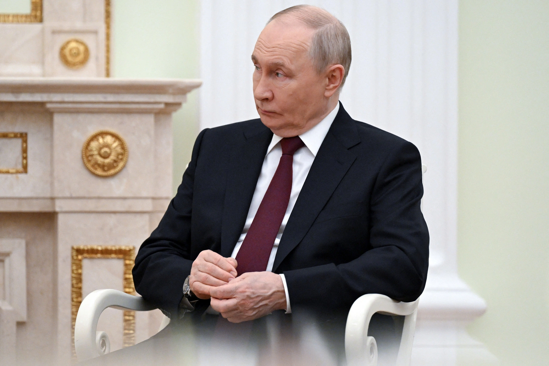 Мониторинг показал сотни однотипных комментариев от бот-аккаунтов во «ВКонтакте», которые называют падение рейтинга Владимира Путина «сезонной динамикой», сравнивают его с западными лидерами и ставят под сомнение данные социологов на фоне непопулярных ограничений интернета перед выборами в Госдуму.