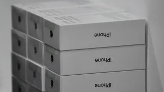 В России у крупных продавцов скопились несбытые партии флагманских смартфонов Apple и Samsung, из‑за чего ретейлеры массово снижают цены и распродают устройства с крупными скидками.