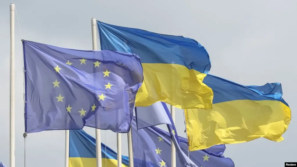 Европейский Союз официально согласовал кредитную программу для Украины на 90 млрд евро и 20-й пакет санкций против России, а также обозначил их как часть стратегии достижения «справедливого и прочного мира».