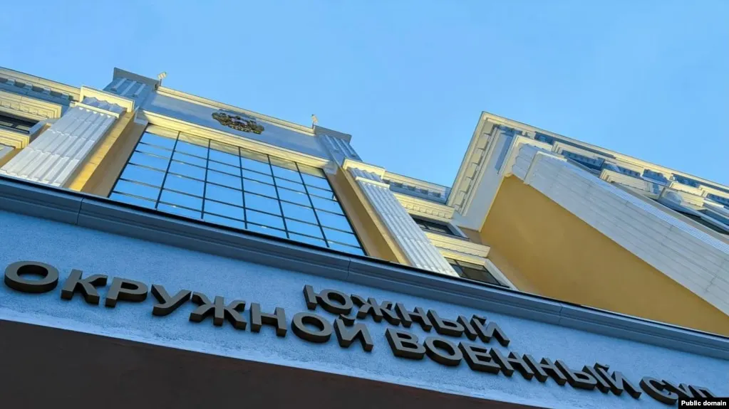 Южный окружной военный суд назначил трём молодым людям из Ростова-на-Дону от восьми до десяти лет лишения свободы за подготовку поджога двух военкоматов. По версии следствия, их задержали сотрудники ФСБ ещё на стадии подготовки, а ключевые показания дала знакомая обвиняемых, сотрудничавшая с силовиками.