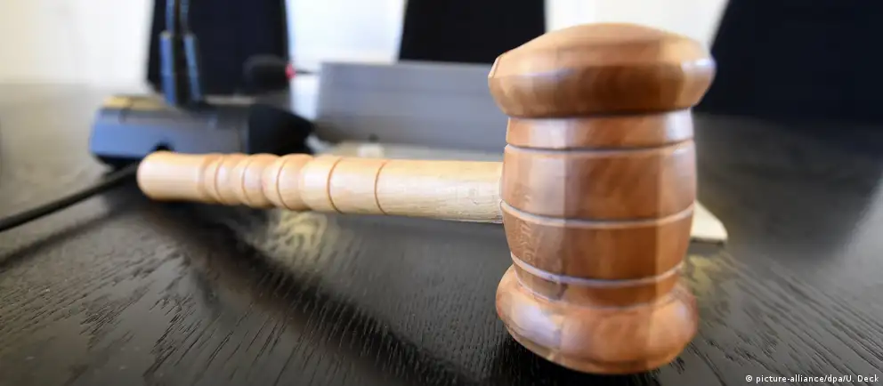 Суд назначил 24‑летнему Роману Мальцеву год исправительных работ по статье о демонстрации запрещённой символики; следствие усмотрело на фото символику несуществующего «Международного движения сатанизма», дело основано на рапорте Центра «Э».
