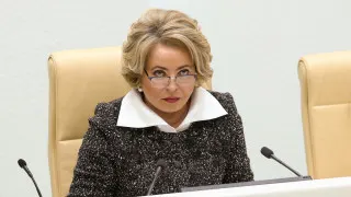 Глава Совета Федерации Валентина Матвиенко назвала заселение территорий, строительство просторных домов и благоустроенные дворы с цветами и детскими площадками одним из ключевых условий повышения рождаемости, на фоне продолжающегося демографического кризиса в стране.