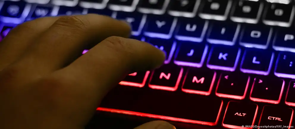 Минцифры разрабатывает меры по взиманию платы за международный трафик, к которому хотят относить и использование VPN; нововведения в первую очередь затронут мобильные сети.