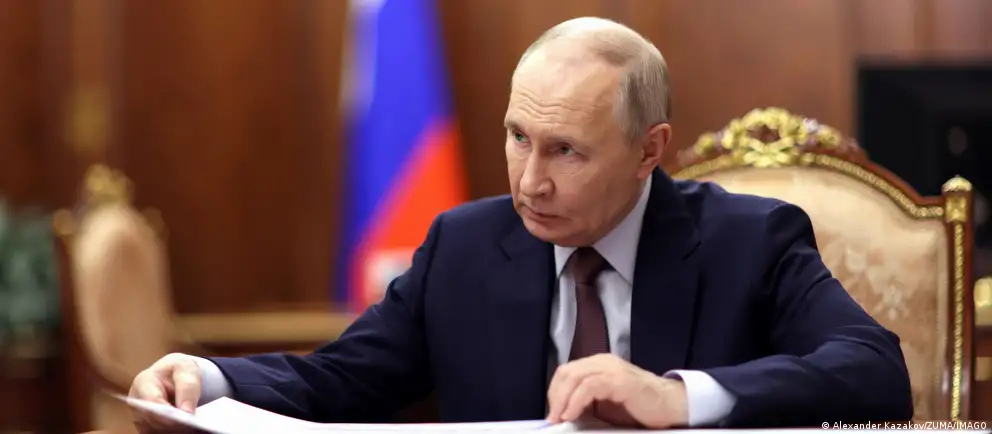 Президент России подписал закон, который освобождает власти от контроля за сделками чиновников и их семей, совершёнными до назначения на государственный пост, а также меняет порядок декларирования доходов госслужащих.
