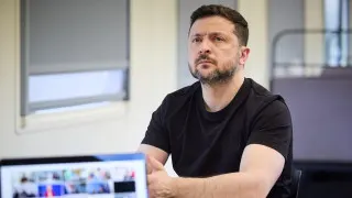 Президент Украины Владимир Зеленский считает, что блокировка мессенджеров и усиление контроля над интернетом в России связаны с подготовкой к масштабной мобилизации и возможному новому наступлению на Украину.