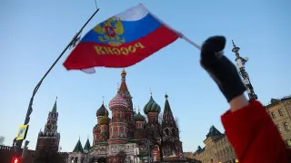 В российской экономике сформировался масштабный кризис неплатежей: объем просроченных долгов компаний перед поставщиками и контрагентами достиг 8,2 трлн рублей, что составляет почти 4% ВВП. Основной рост задолженности пришёлся на обрабатывающую промышленность и торговлю, а усиление налоговой нагрузки и сокращение бюджетных расходов усугубили ситуацию.