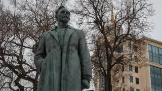 Президент Владимир Путин присвоил Академии ФСБ почетное наименование в честь Феликса Дзержинского, основателя ВЧК и организатора красного террора. Это решение подчеркивает преемственность современных спецслужб по отношению к репрессивным органам советского периода.