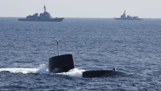 Правительство Японии радикально пересмотрело послевоенную политику самообороны и разрешило экспорт летального оружия, открыв путь к участию в крупном мировом рынке вооружений. Поставки в зоны боевых действий формально ограничены, но в исключительных случаях не исключаются и для Украины.