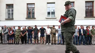 Минобороны России подготовило поправки, позволяющие проверять военнослужащих на употребление алкоголя прямо в воинских частях с помощью экспресс-тестов, без обязательной доставки в медучреждение. Инициатива связана с действующей военной кампанией и сообщениями о наборе на контракт людей с алкогольной зависимостью.