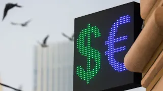 Курс доллара опустился до минимума с февраля 2023 года, рубль укрепляется благодаря росту цен на нефть, высоким экспортным доходам и приостановке бюджетного правила, тогда как власти уже обсуждают возвращение на валютный рынок.
