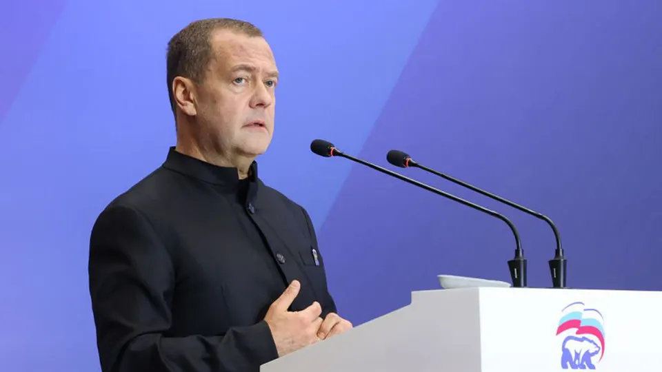 Заместитель председателя Совета безопасности предупредил о реальной угрозе ядерного конфликта, призвал готовиться и напомнил о наличии у России ядерной триады; на фоне истечения СНВ‑III возобновляются споры о контроле над арсеналами.