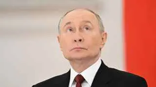 Во время форума «Малая родина — сила России» Владимир Путин заявил, что вся страна должна работать на фронт, как в годы Великой Отечественной войны, пообещал продолжить создание «зоны безопасности» на границе с Украиной и заявил, что цели СВО будут достигнуты. На этом фоне аналитики указывают на подготовку к новой волне мобилизации и планы затяжных боевых действий.