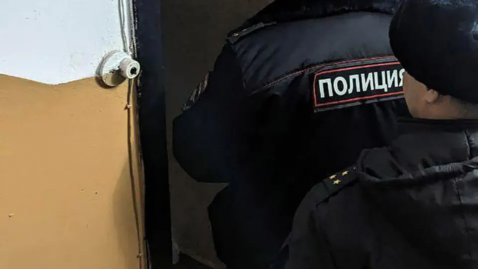 ФСБ задержала двух предполагаемых участников — один из них несовершеннолетний. Возбуждено дело о хулиганстве на фоне масштабной блокировки Telegram и роста скачиваний VPN.