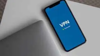 Участники рынка VPN предупреждают: в ближайшие дни оплата таких сервисов с российских банковских карт может стать невозможной, а зачистка серверов и новые требования к хостингам создают высокий риск одномоментной блокировки приложений.