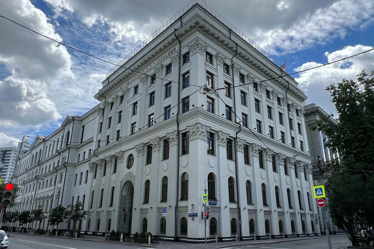 Судебный департамент при Верховном суде России убрал с сайта многолетнюю судебную статистику и не опубликовал данные за 2025 год, как предусматривал собственный регламент. На страницах ведомства теперь появляется сообщение, что информация временно недоступна, а ранее открытые наборы данных удалены.