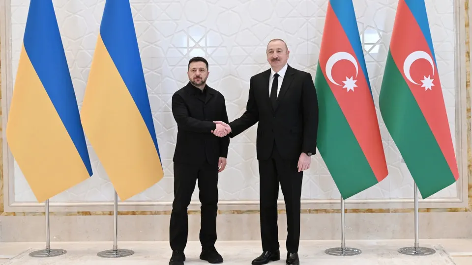 Президент Азербайджана Ильхам Алиев на встрече с Владимиром Зеленским заявил о неизменной поддержке территориальной целостности Украины. Лидеры договорились углублять военно‑техническое и экономическое сотрудничество и обсудили возможные трехсторонние переговоры по урегулированию конфликта.