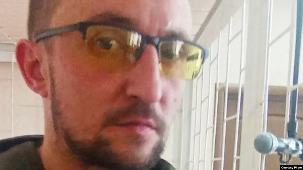 Военный суд в Новосибирске вынес приговор: Измайлов получил общий срок 18 лет, часть которого придётся отбыть в тюрьме, остальное — в колонии строгого режима; ему также назначены штраф и ограничение свободы.