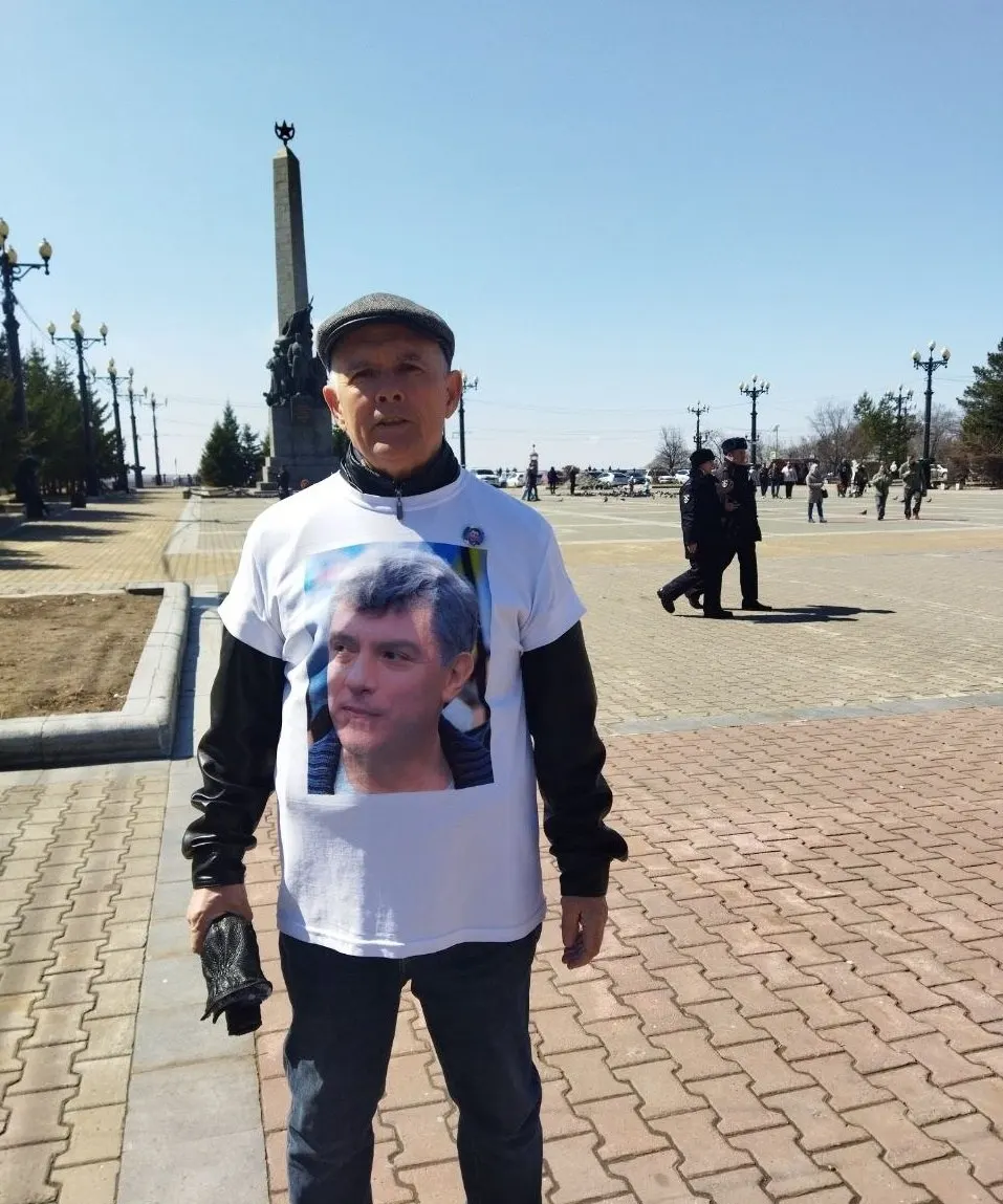 На Комсомольской площади полицейские задержали активиста в футболке с портретом Бориса Немцова; позже о его местонахождении стало неизвестно.
