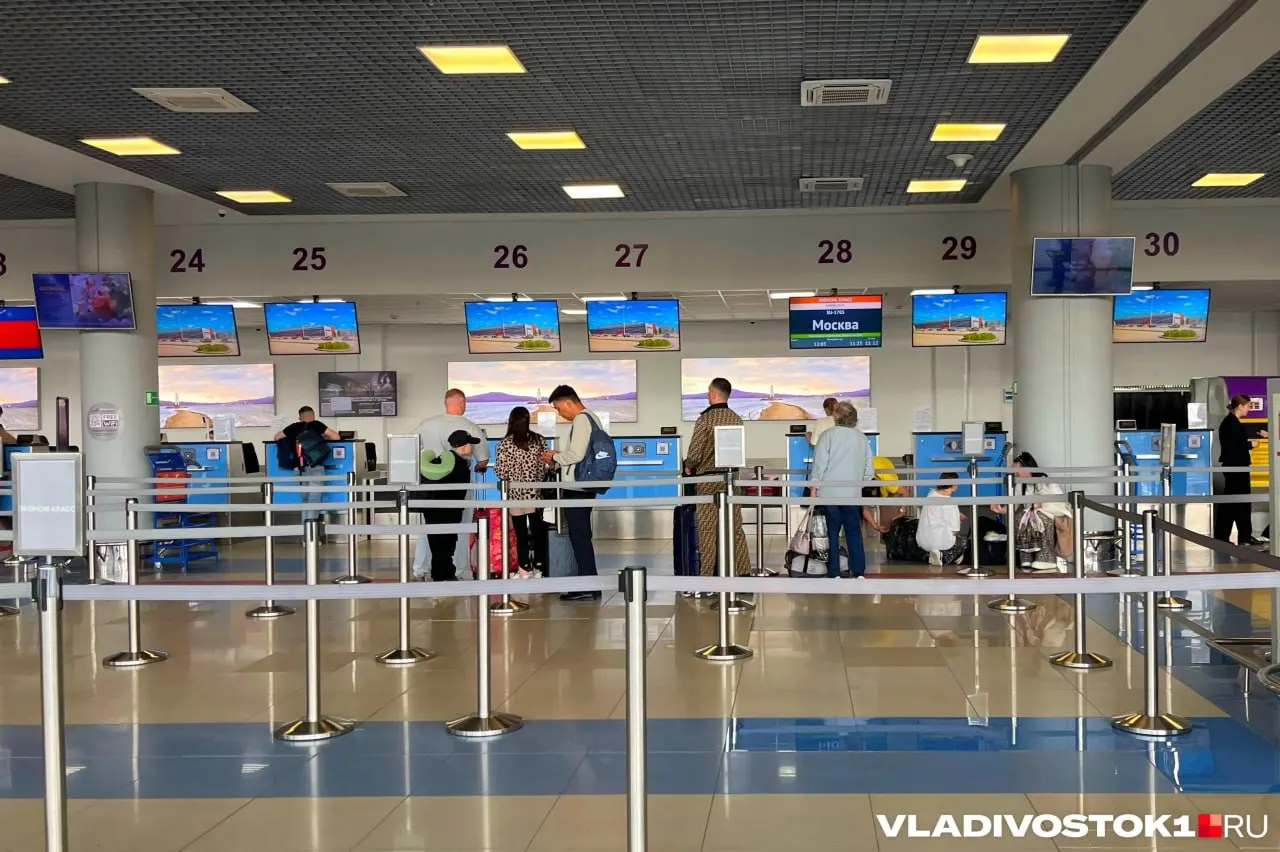 В результате позднего прибытия самолётов задержаны несколько рейсов из Владивостока — свыше 300 человек, в том числе 22 ребёнка, ожидают вылёта. Авиакомпании оказывают необходимые услуги, жалоб в прокуратуру не поступало.