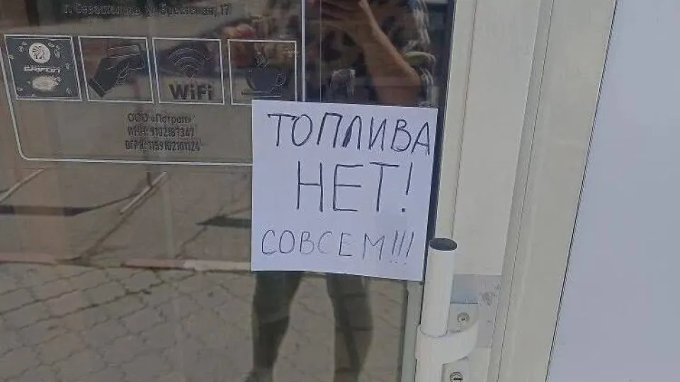 В аннексированном Крыму вводят систему талонов на бензин марки АИ‑95 и ограничивают розничную продажу АИ‑92 до 20 литров на одно транспортное средство. Меры связаны с перебоями в нефтепереработке и нарушениями логистики.