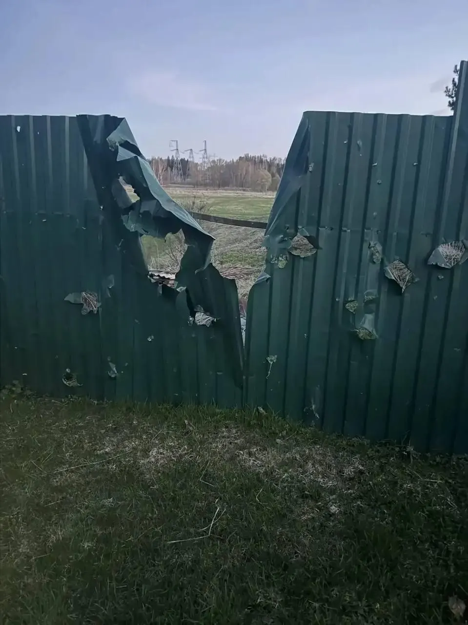 В Волоколамском округе погиб 77-летний мужчина; над Московской и Ленинградской областями отражены многочисленные атаки беспилотников. В Приморске зафиксирован пожар в порту, Минобороны сообщает о более чем 330 сбитых дронах.