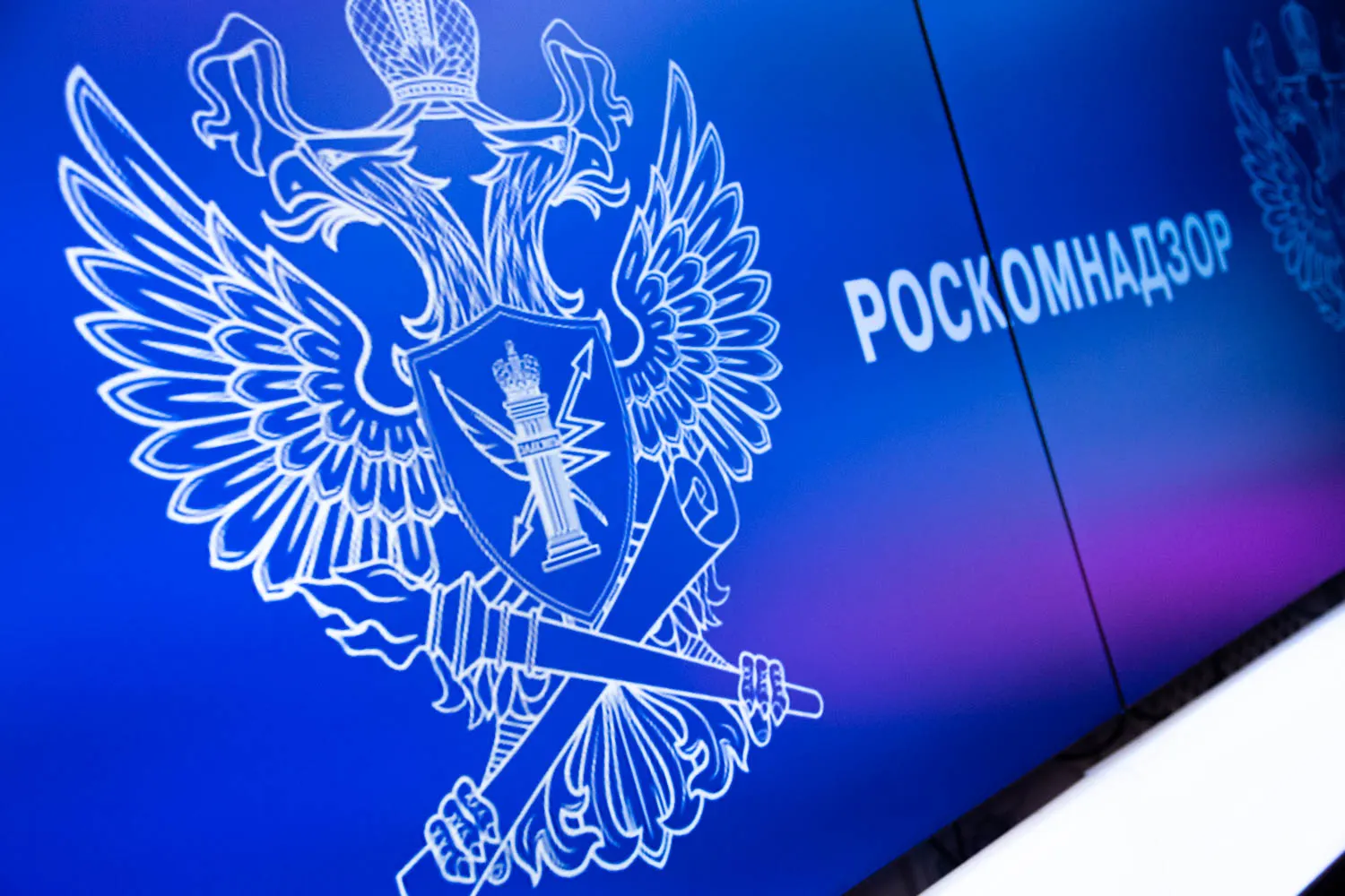 С декабря 2025 года в суды поступили несколько административных протоколов против крупных зарубежных разработчиков игр по статье 13.11 КоАП — из‑за хранения и обработки персональных данных граждан РФ на серверах за пределами страны. Некоторые компании уже получили штрафы, другие ожидают судебных решений.