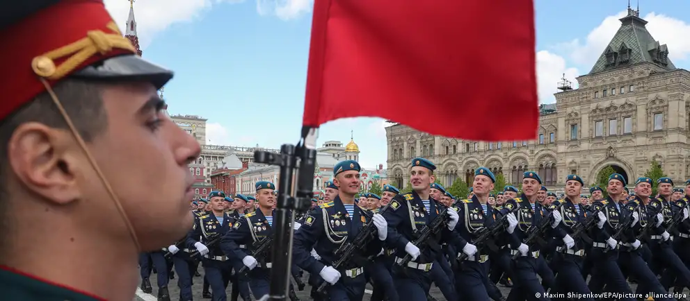 Во многих российских городах празднования Дня Победы изменят формат или отменят вовсе. Объясняем официальные версии и мнения экспертов о причинах и политических последствиях таких решений.