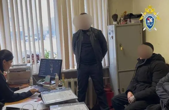 В Забайкальском крае суд признал виновными троих мужчин в убийстве 41-летнего знакомого: его привезли на кладбище, сбросили в могилу, подожгли и засыпали землей. Двое из обвиняемых уехали на фронт, потому производство в их отношении приостановлено.