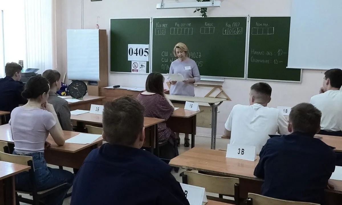 Рособрнадзор рекомендовал не допускать досмотра участников ЕГЭ: охрана и организаторы не должны прикасаться к экзаменующимся или их вещам; при срабатывании металлоискателя допускается просьба о добровольной выдаче предмета.