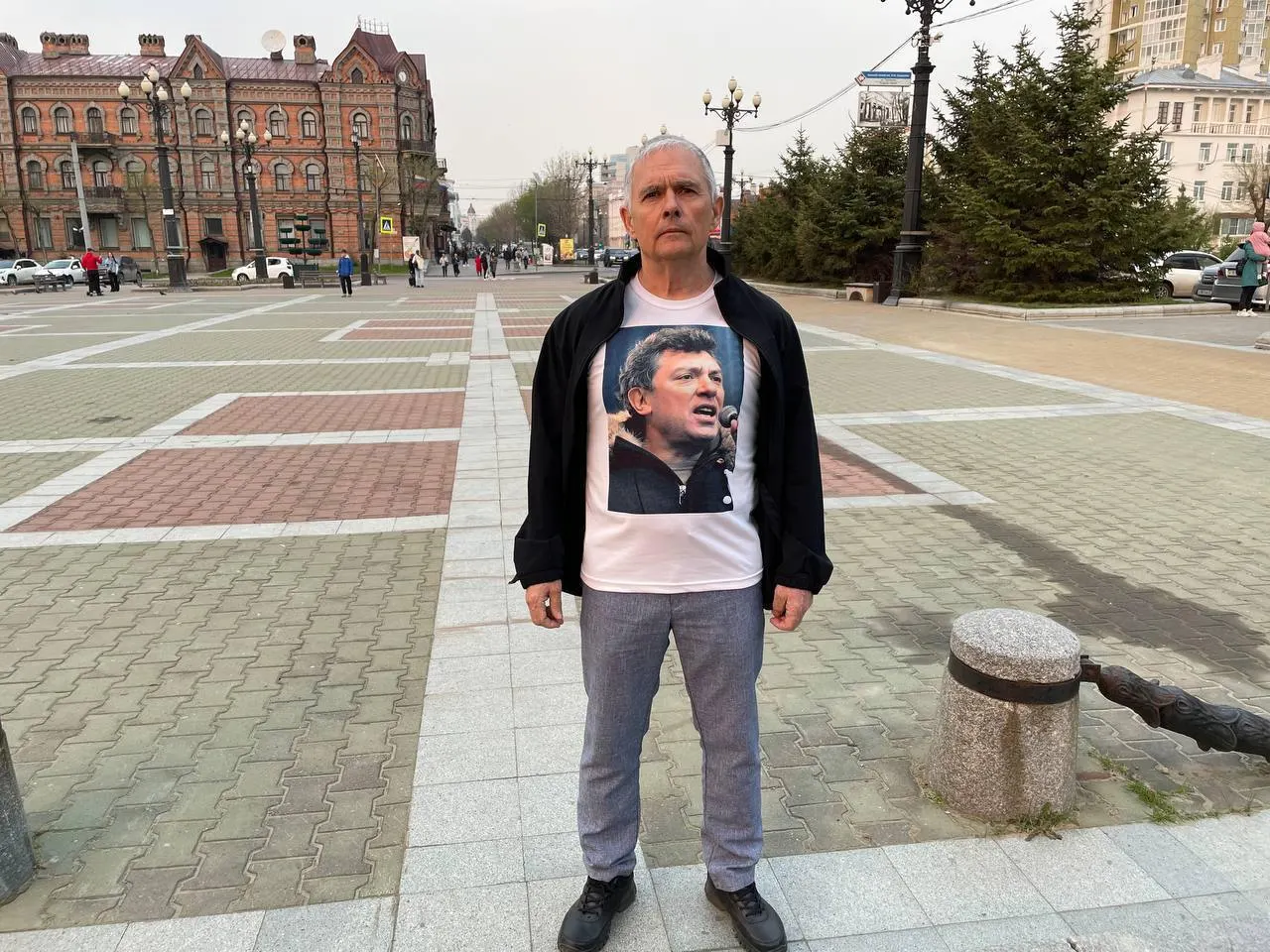 Зигмунда Худякова задержали на Комсомольской площади: около двух часов его удерживали в отделе на улице Панькова, затем связь с ним прервалась, и активисты не знают его местонахождения. Худяков участвует в протестах с 2020 года.
