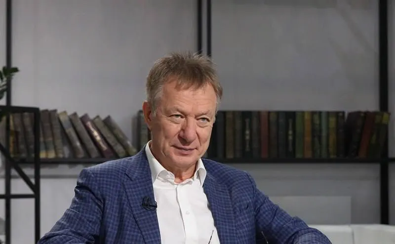 Бизнесмен использовал голландский паспорт и уехал через Белоруссию после того, как суд признал его и связанный фонд «экстремистами» и постановил конфисковать активы примерно на 8 млрд рублей.