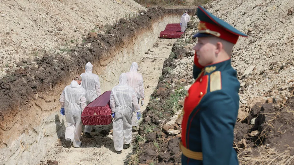 Аналитики, сопоставив поимённые списки, реестр наследственных дел и судебную статистику, оценивают минимальные документально обоснованные потери российских сил в 352 тысячи погибших; в оценку включены и судом признанные пропавшие без вести.