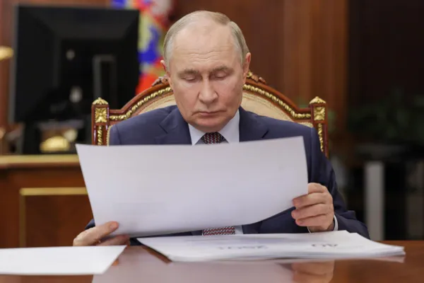 По данным европейской разведки, служба, отвечающая за защиту президента, значительно ужесточила меры безопасности: увеличились пребывания в бункерах, ужесточён контроль за персоналом и проводятся масштабные проверки в столице.