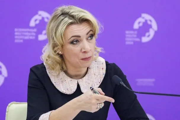 Официальный представитель МИД РФ заявила, что сотрудники Госдепа США уведомляют российских дипломатов о том, что их дети, родившиеся в США, автоматически получили американское гражданство; по её словам, семьи об этом не просили и узнали постфактум.