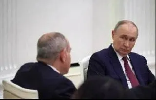 Маркетплейсы временно остановили реализацию товаров из Армении без подробных объяснений; одна из платформ позже связала это с новыми таможенными требованиями. Роспотребнадзор заблокировал более 1,1 млн бутылок минеральной воды «Джермук».