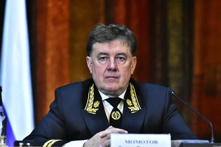 Высшая квалификационная коллегия судей единогласно приняла решение лишить Виктора Момотова статуса судьи в отставке за нарушение антикоррупционного законодательства; после этого с него сняты судейские привилегии и открыта дорога для возможного уголовного преследования.