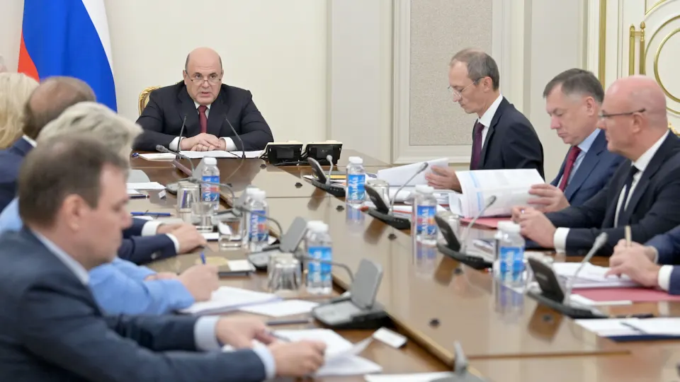 Кабинет министров согласовал меры по стабилизации внутреннего рынка нефтепродуктов: крупнейшие нефтекомпании подпишут соглашения с Минэнерго и ФАС о квотах на производство, отгрузки и ограничении роста цен на АЗС. Решение связано с падением переработки после ударов беспилотников по нефтяной инфраструктуре.