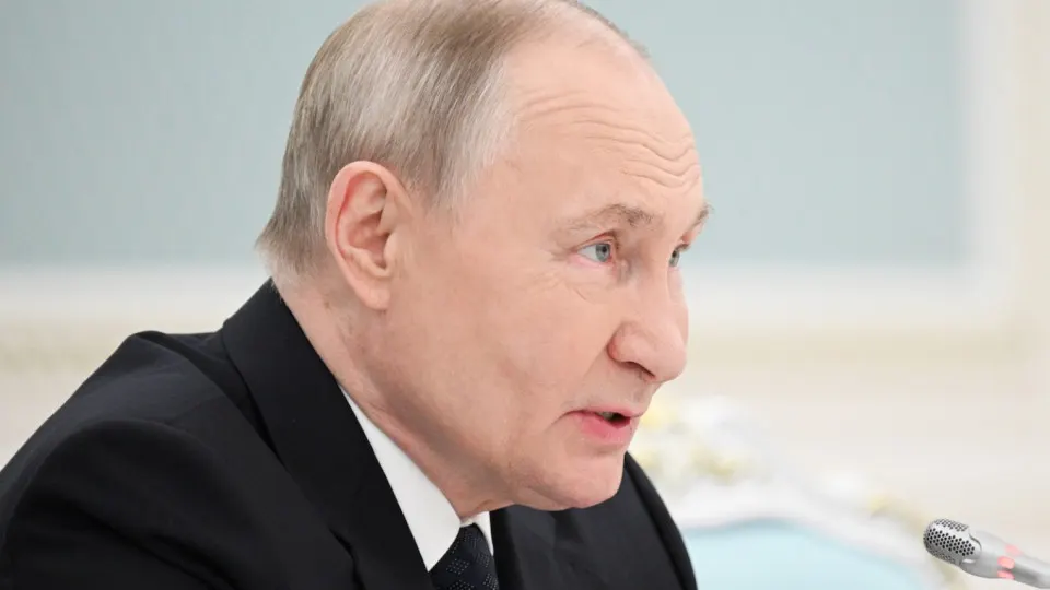 Власти ставят цель увеличить число иностранных студентов до 500 тысяч к 2030 году; сейчас в вузах обучаются свыше 300 тысяч иностранцев, большинство — платники. Одновременно фиксируют масштабную вербовку иностранцев и студентов в военные формирования и войска беспилотных систем, вызывающую опасения юристов и правозащитников.