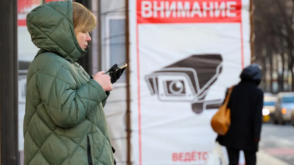 Пользователи заметили, что в госмессенджере «Макс» без согласия удаляются сообщения со ссылками на ключи VPN; при повторной отправке некоторые аккаунты выкидывает из сессии. Одновременно в ряде государственных сервисов усиливаются ограничения на вход через VPN.