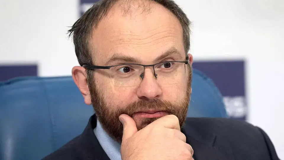 Заместитель председателя синодального отдела РПЦ Вахтанг Кипшидзе заявил, что массовые отключения мобильного интернета показывают преходящую природу технологий и должны наводить на размышления о вечных ценностях. Между тем ограничения затронули практически всё население, а в начале 2026 года принят закон, позволяющий приостанавливать связь по требованию спецслужб.