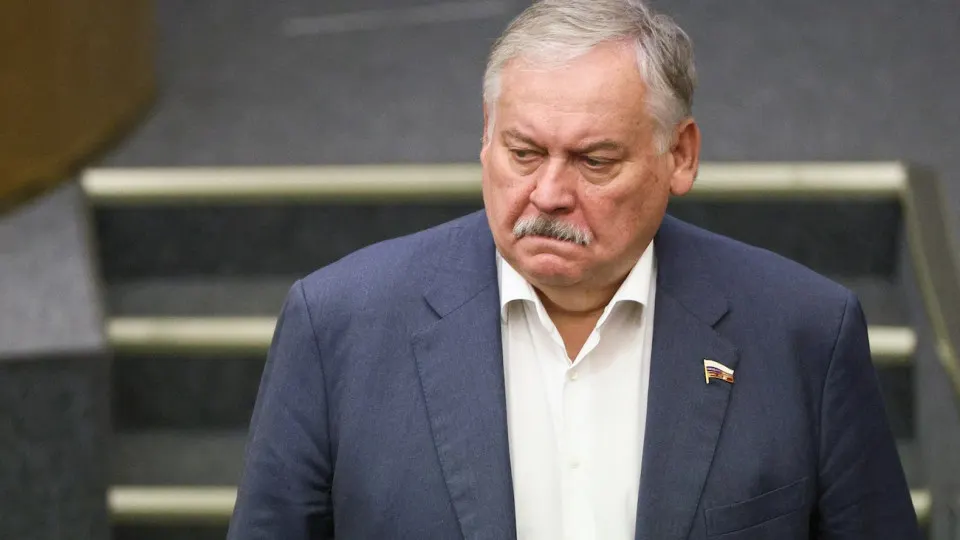 Первый зампред комитета Госдумы Константин Затулин заявил, что Латвия и Эстония нарушили обещания о равных правах для русскоязычных. На фоне этих обвинений в парламенте рассматривают законопроект, позволяющий президенту применять вооружённые силы за рубежом для защиты граждан; западные разведки и аналитики предупреждают о рисках эскалации.