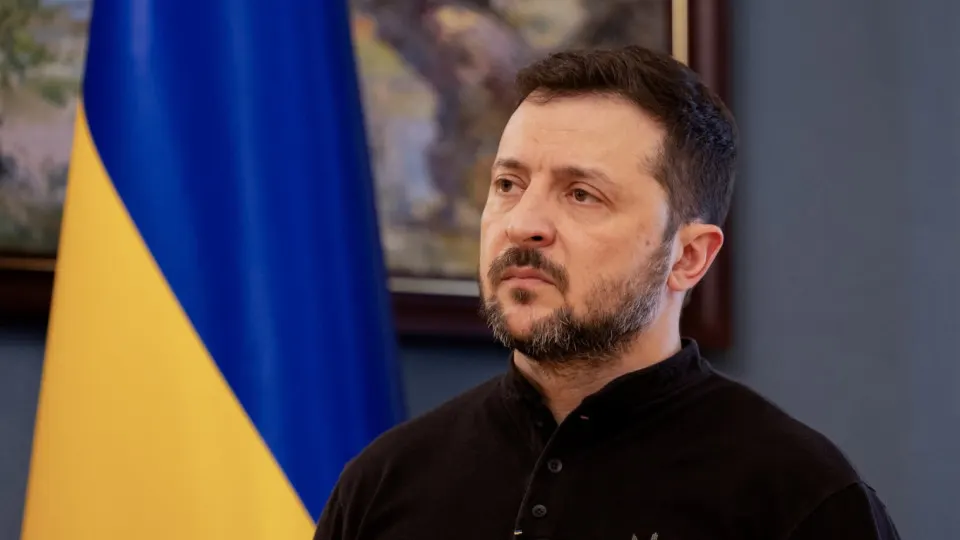 Президент сообщил, что Украина готова приостановить боевые действия с 00:00 в ночь с 5 на 6 мая при отсутствии нарушений, и призвал Кремль предпринять реальные шаги для окончания войны. Ранее российское Минобороны объявило перемирие на 8–9 мая и пригрозило ударами по центру Киева в случае срыва празднования.