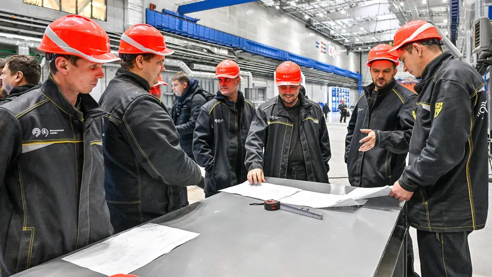 Опрос показал: более трети работников вынуждены перерабатывать, при этом только четверть получают полную компенсацию. Основные причины — дефицит кадров, особенности отраслей и размытые границы рабочего времени после перехода на дистанционную работу. Власти также удвоили годовой лимит сверхурочных до 240 часов.