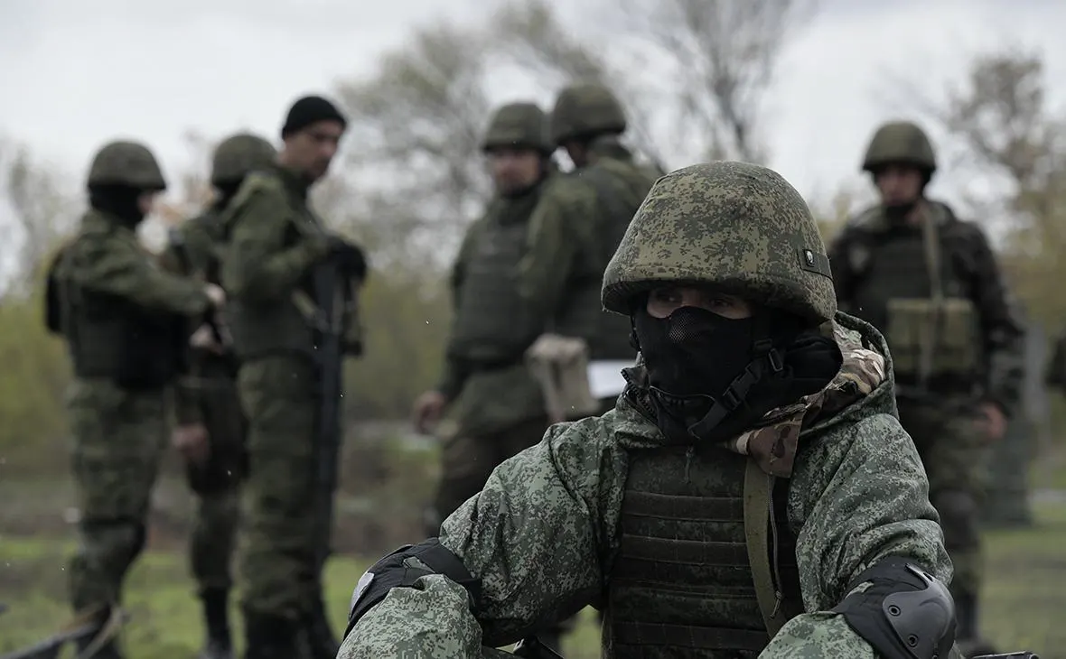 По сведениям от бывших чиновников, военных экспертов и западных разведок, Россия отстаёт в военных технологиях и тактике; в Кремле признают необходимость мобилизации ресурсов, но окончательного решения пока нет.