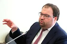 Максут Шадаев на IT‑завтраке в рамках ПМЭФ‑2026 сообщил, что внедрение механизмов возрастной идентификации на платформах — одна из ближайших задач ведомства; изучается в том числе опыт игровой платформы Roblox.