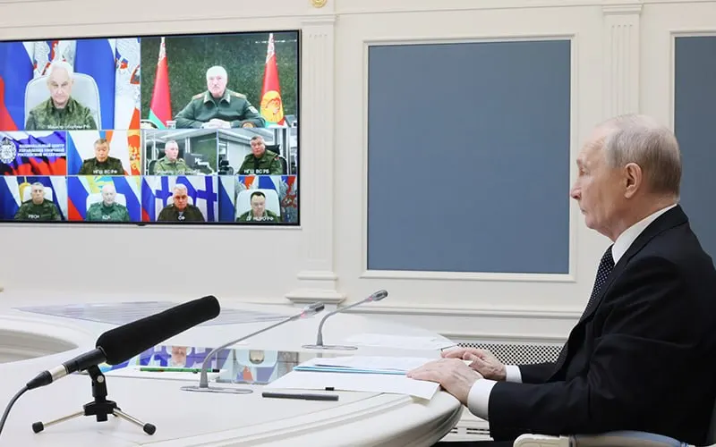 Минфин и Центробанк доложили Кремлю, что текущий уровень военных расходов грозит серьёзным ростом дефицита бюджета. Президент поручил искать сокращения в других статьях бюджета; решение о секвестре и его объёме будет принимать глава государства. Дефицит уже достиг 5,9 трлн рублей, при этом с 2026 года вступают в силу меры по повышению НДС и росту налоговой нагрузки на малый бизнес.