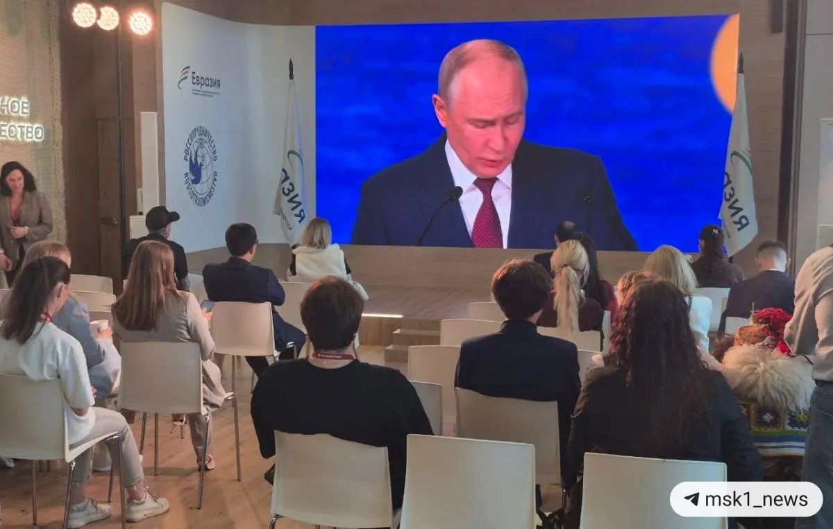 Президент отметил переход к многополярности, растущую роль БРИКС и снижение вклада стран G7 в рост мировой экономики.