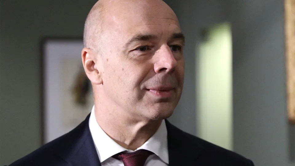 Министр финансов заявил, что компании топливно-энергетического комплекса должны самостоятельно закупать средства защиты; при этом власти формируют перечень оборудования. Атаки дронов уже серьёзно снизили переработку и вызвали рост оптовых цен на бензин.